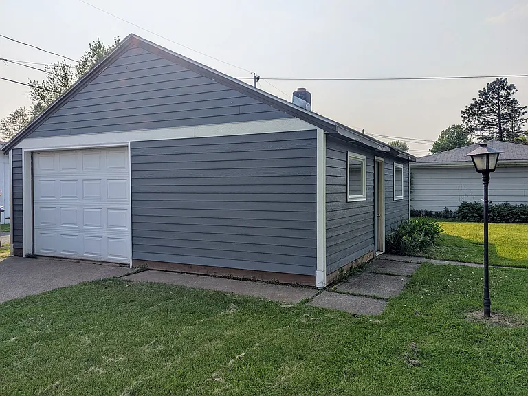 1+ car detached garage
