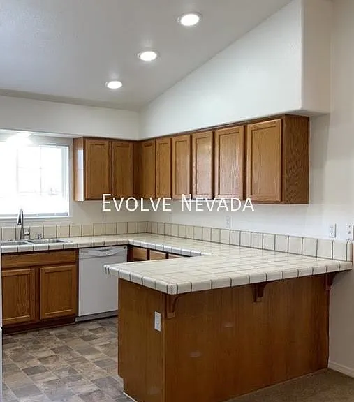 3 bed, 2.0 bath, 1334 sqft, $2,295 — Photo 8