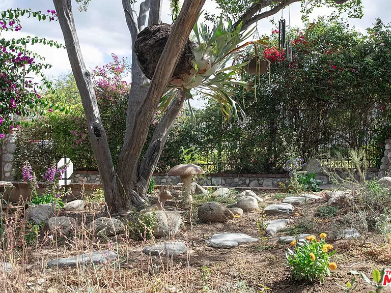 5662 Berkshire Dr — Photo 6