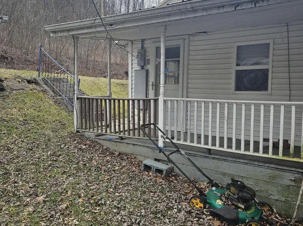 8821 Maple Rd, Pound, VA 24279