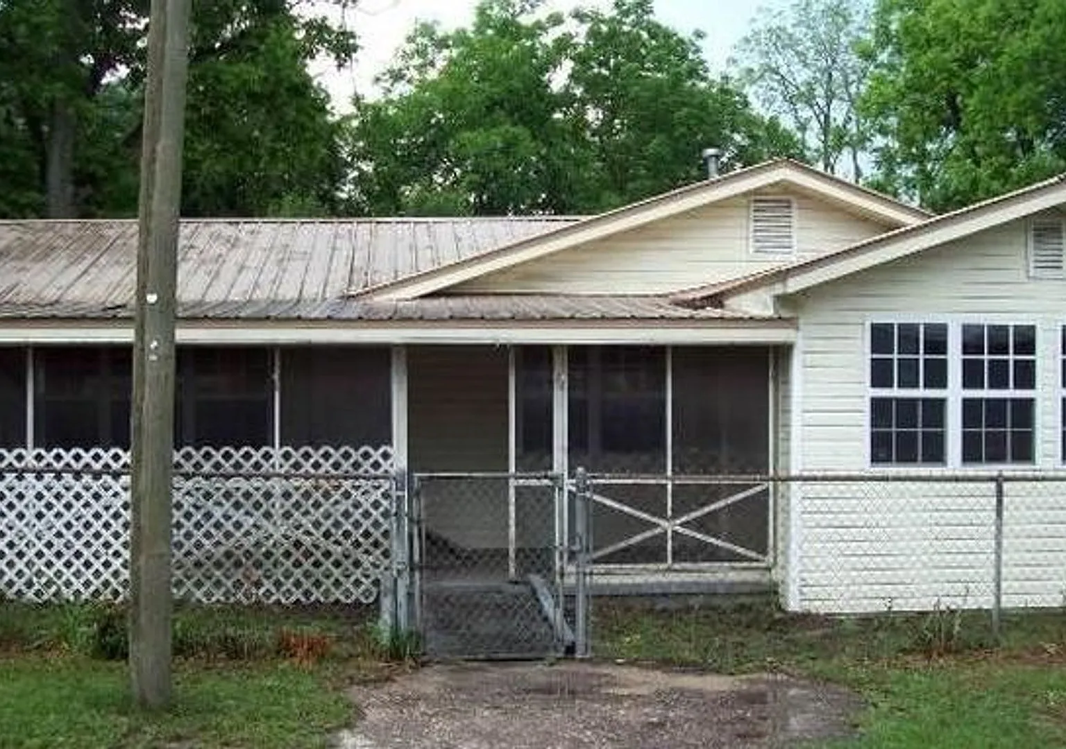 Crestview Large Cute Farmhouse home 3 bedroom 2 bath over 2000 SQ Feet. — Photo 1