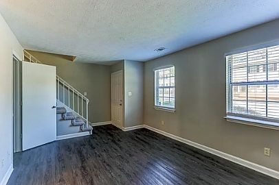 2nd image of 3493 Creekview Pl