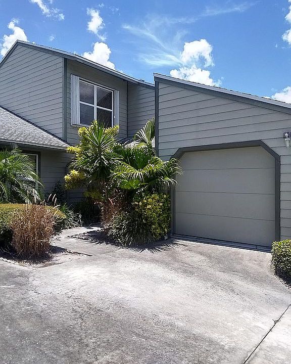 1st image of 920 NE Sandalwood Pl