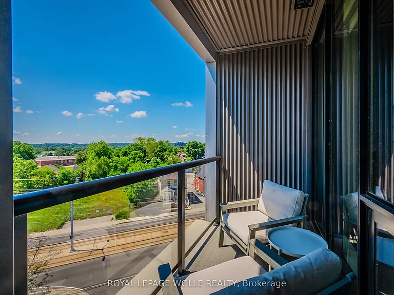 690 King St W #610 — Photo 18
