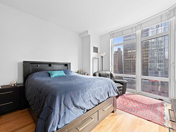 4th image of 555 W 59th St APT 14B