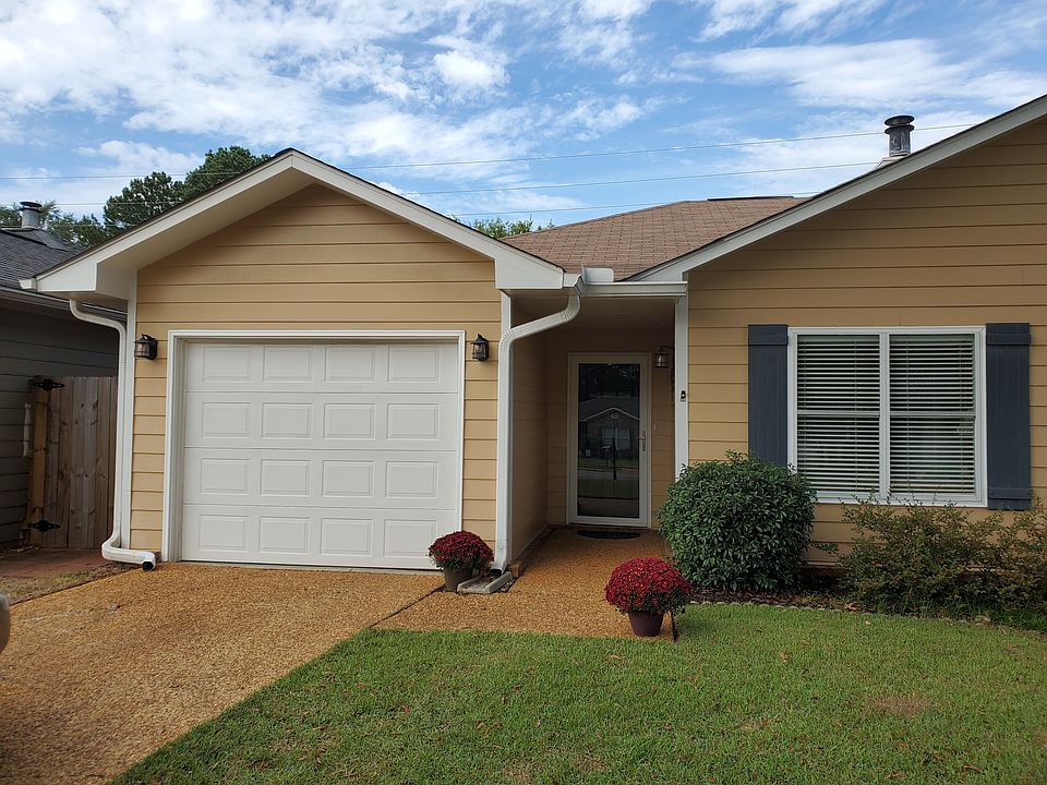 2nd image of 702 Richmond Pl