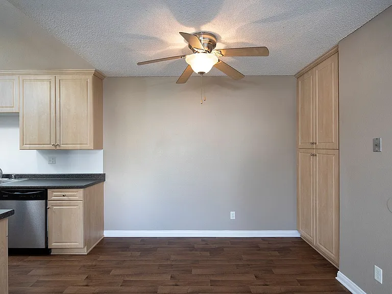 Royal Village Apartments — Photo 28