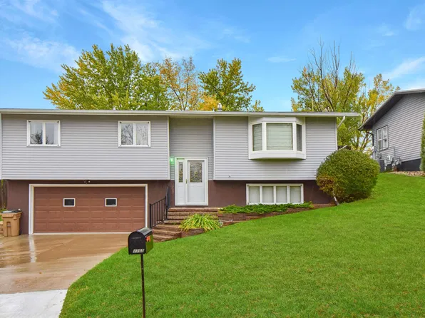 1705 10th St NW, Minot, ND 58703