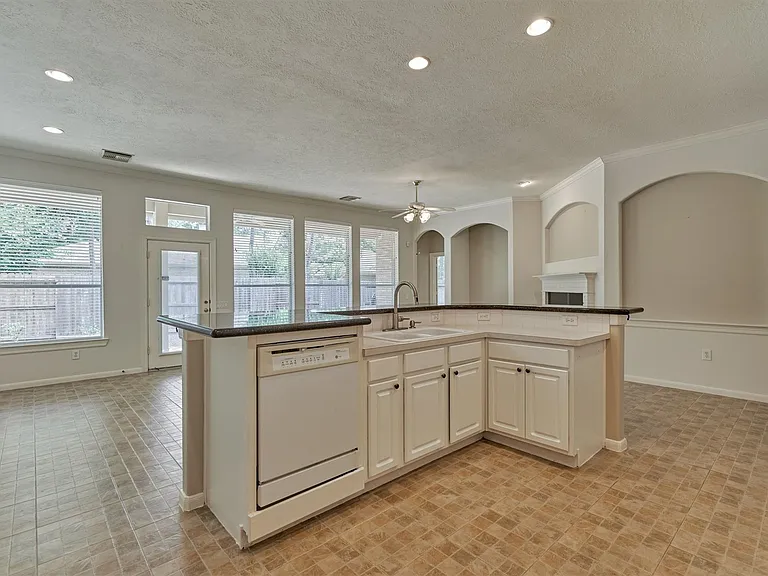 118 Robindale Cir — Photo 12