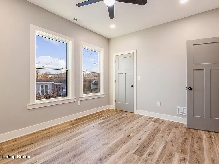 923 E Oak St — Photo 38