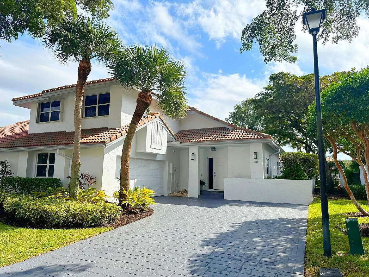 3 bed, 2.5 bath, 1950 sqft, $13,000 — Photo 2