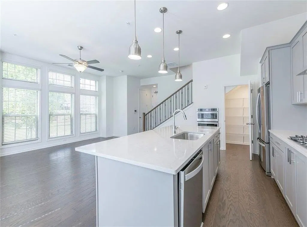 1 bed, 1.5 bath, 1039 sqft, $3,000 — Photo 4