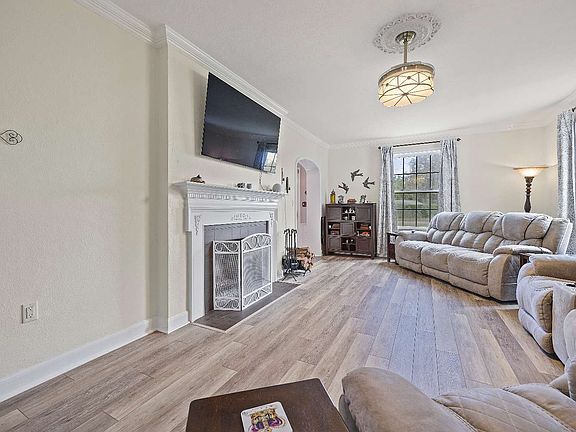 5th image of 301 11th St SW
