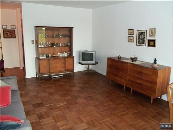 4th image of 2100 Linwood Ave APT 2F