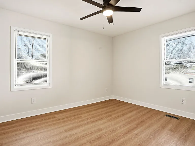 127 Perry St — Photo 20