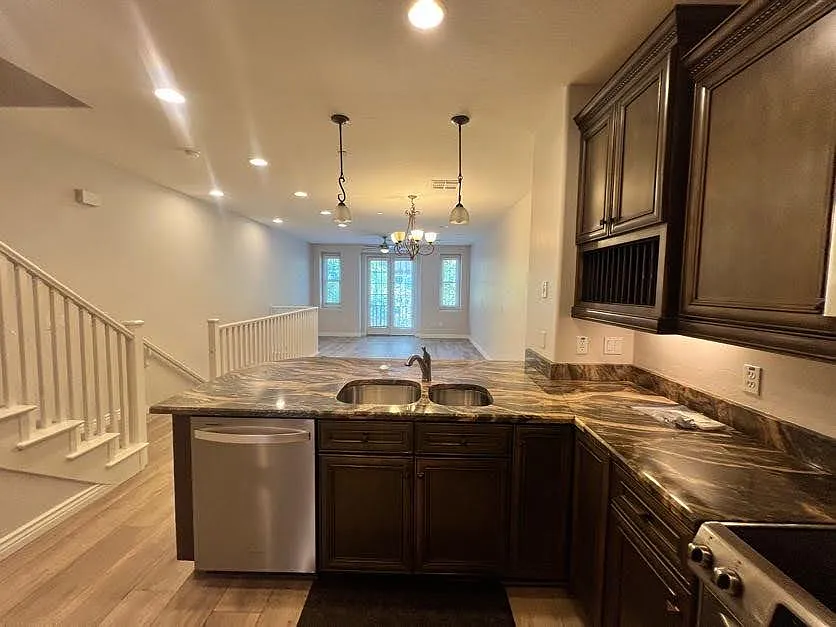 2 bed, 2.5 bath, 1755 sqft, $2,700 — Photo 3