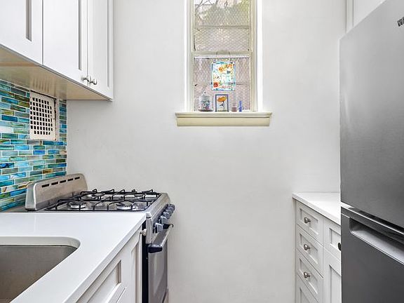 4th image of 150 E 27th St APT 4H