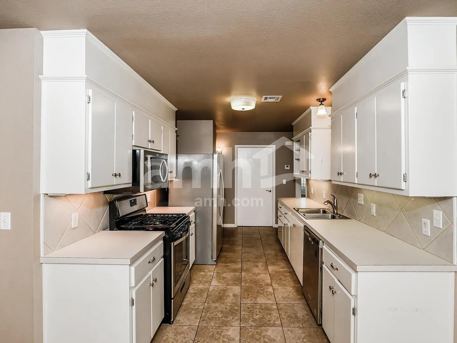 3 bed, 2.5 bath, 1833 sqft, $1,925 — Photo 3