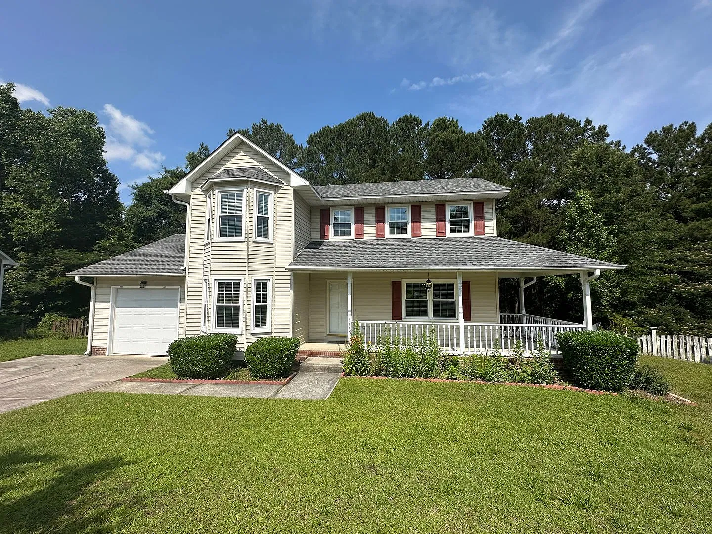 3 Bedroom, 2.5 Bath 2 Story off Ramsey Street located in a Quiet Cul-de-sac. — Photo 2