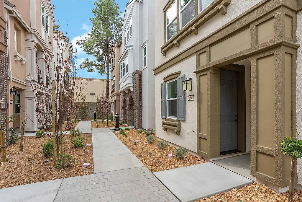 Studio, 272 sqft, $1,800 — Photo 1