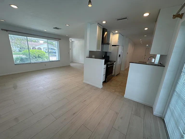 11261 NW 42nd St — Photo 13