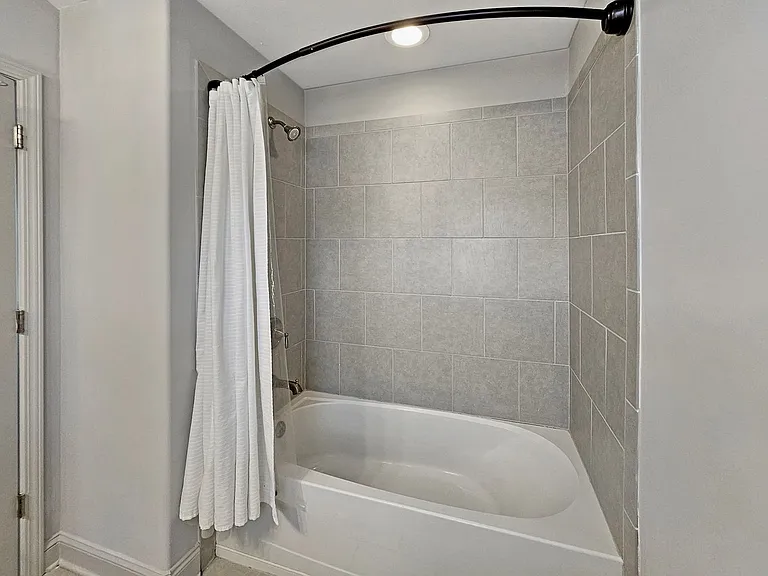 2142 Coventry Dr — Photo 29