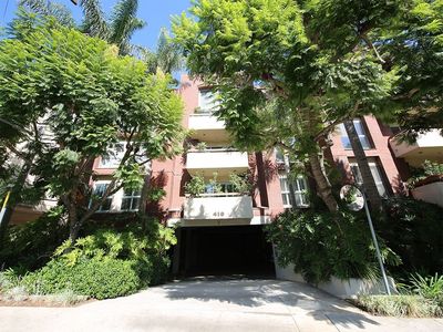 410 S Barrington Ave APT 105, Los Angeles, CA, 90049