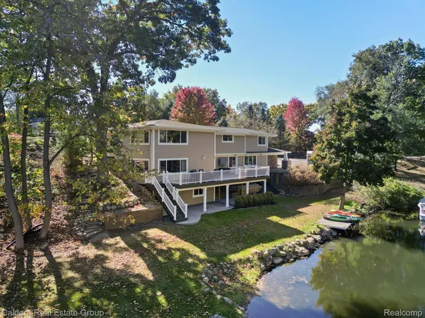 3660 Lakeview Dr, Highland, MI 48356