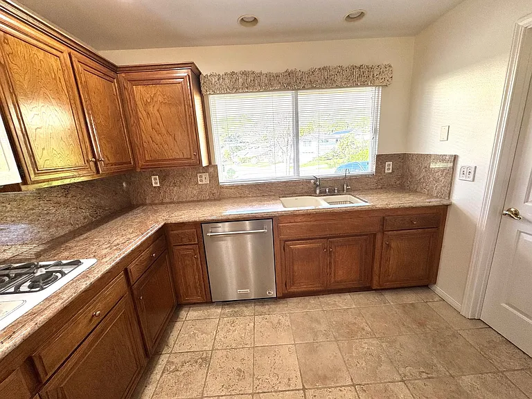 246 Grandridge Ct — Photo 12