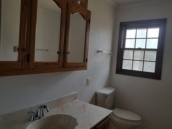 Great bathroom with plenty space