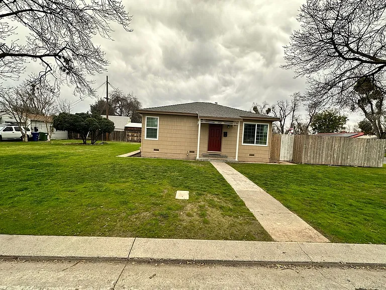 102 Village Rd — Photo 1