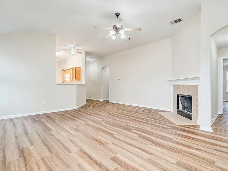 157 Maplewood S — Photo 3
