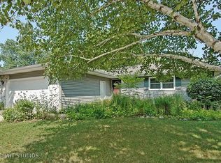 19 Lockman Cir, Elgin, IL 60123