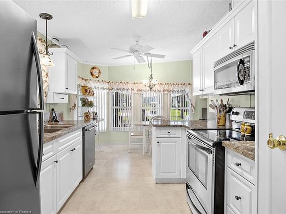 3rd image of 34 Venetian Pkwy