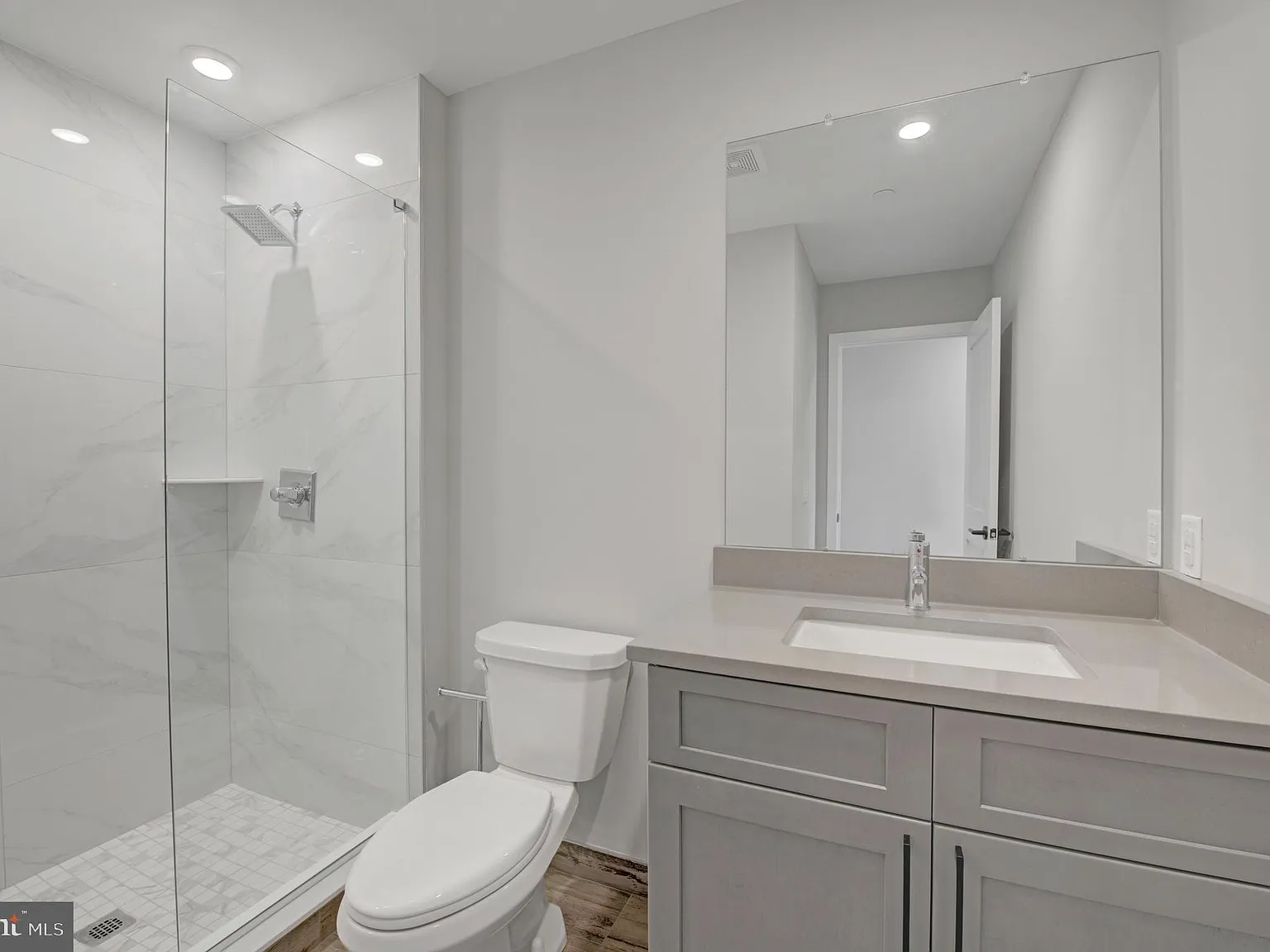 3 bed, 2.0 bath, 1100 sqft, $2,400 — Photo 3