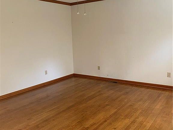 3rd image of 486 Windsor Park Rd