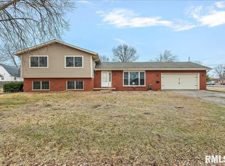 900 N 2nd St, Riverton, IL 62561