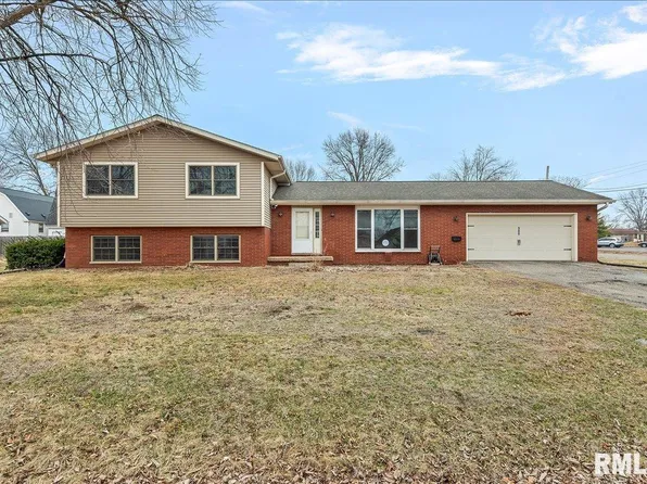 900 N 2nd St, Riverton, IL 62561