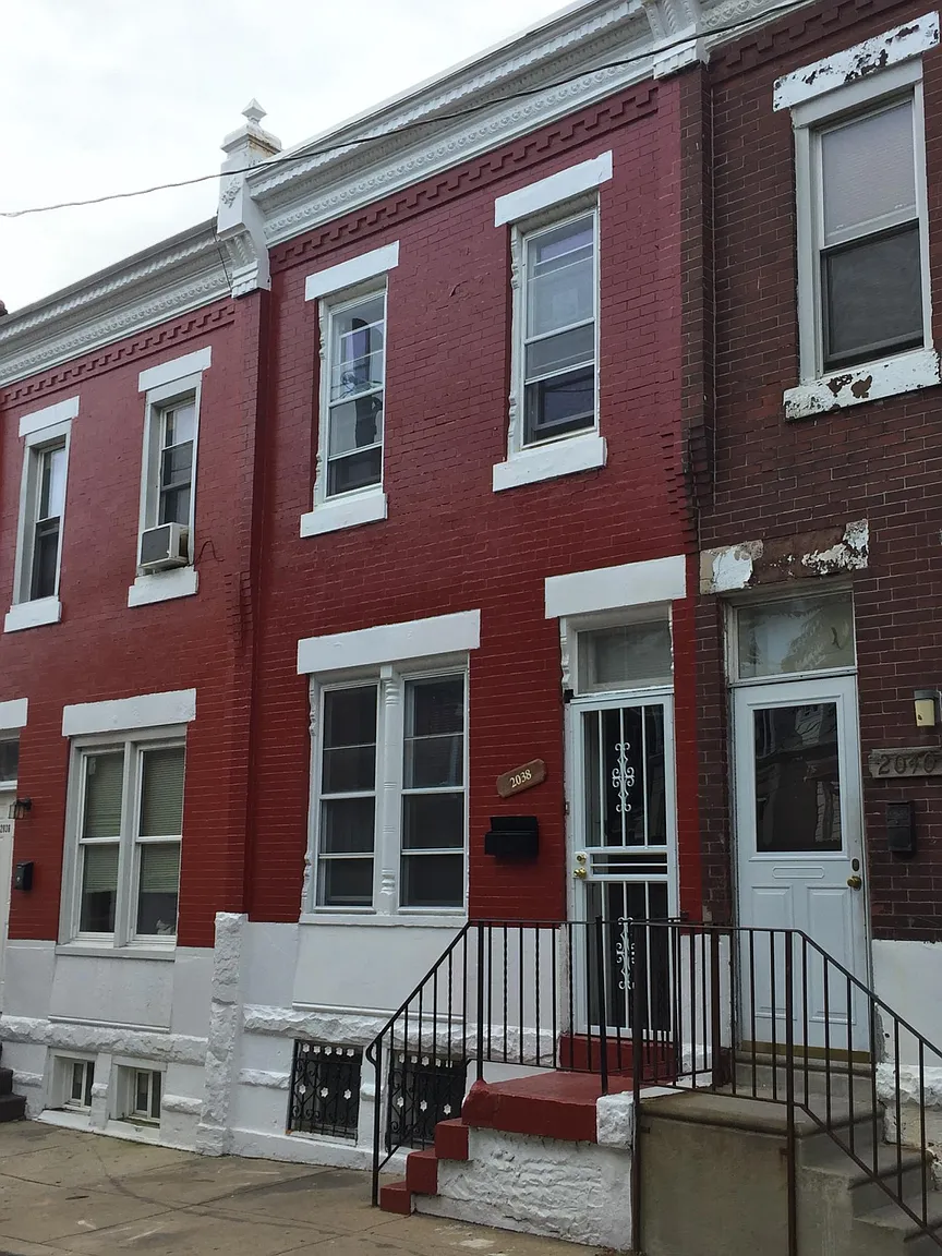 2038 W Hagert St photo 1