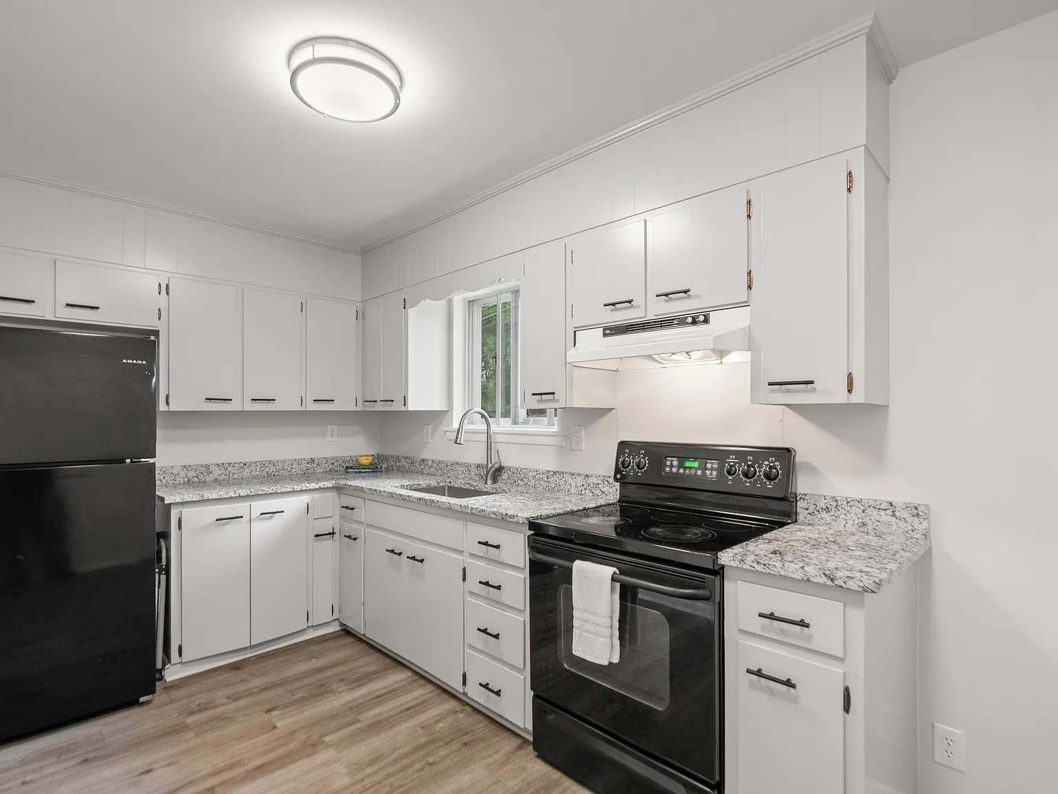 901 Stevens Ct NE — Photo 4