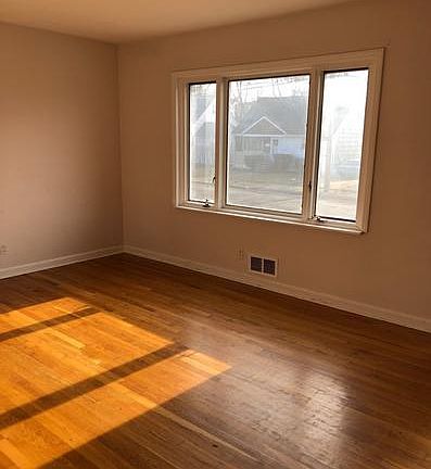 P1804BT_Living room2