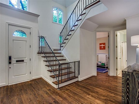 4th image of 4671 S Versailles Ave