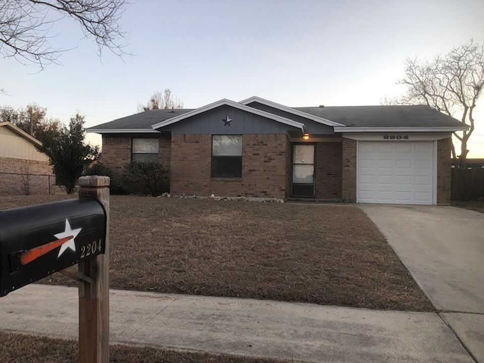 1st image of 2204 Lamplight Dr