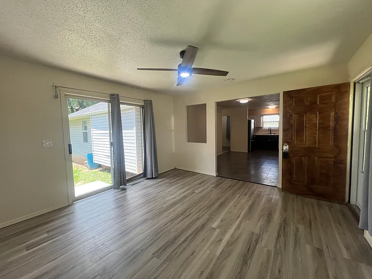 204 E Robberson St — Photo 3