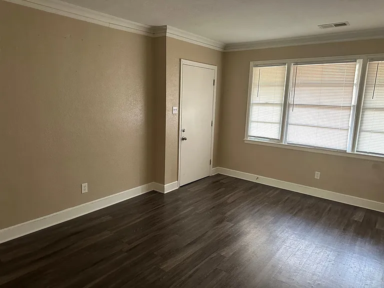 2045 Lamar Ave — Photo 8