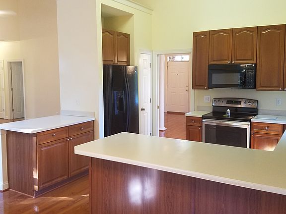 Open kitchen w/breakfast noo