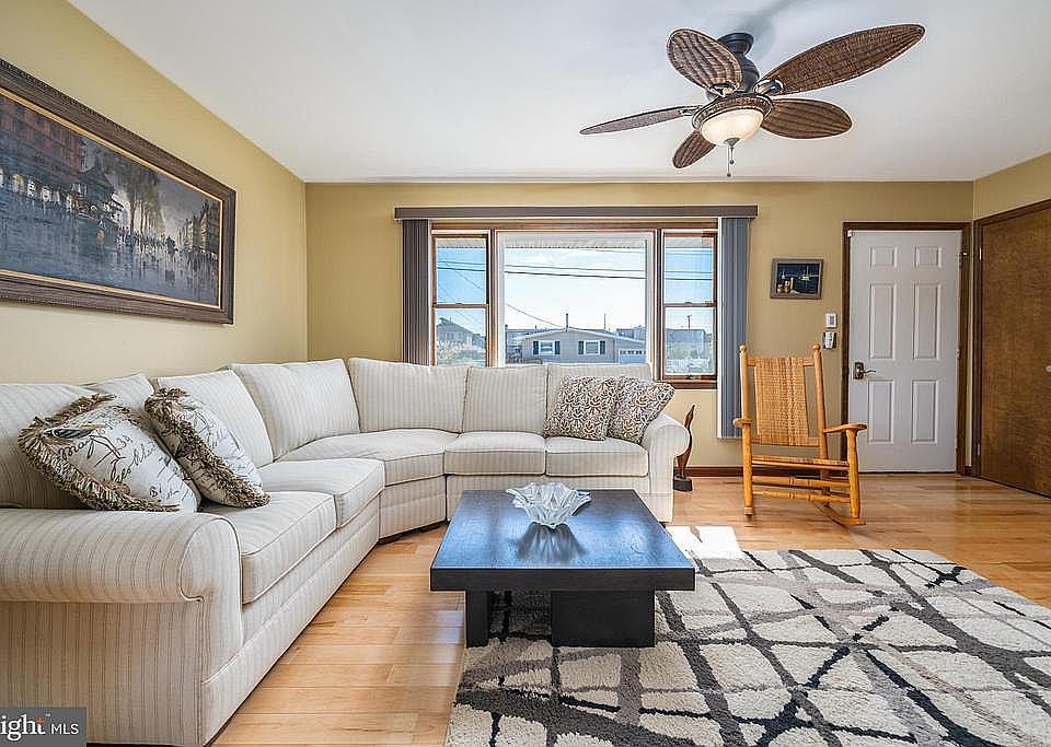 2nd image of 812 Leeward Dr