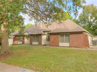 1404 SW 8th Ter, Lees Summit, MO 64081