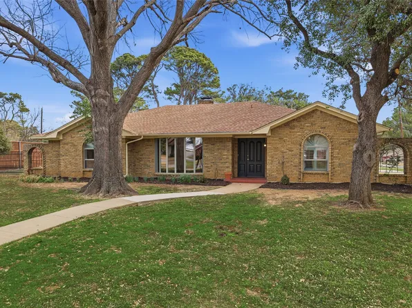 401 Monti Dr, Lewisville, TX 75057