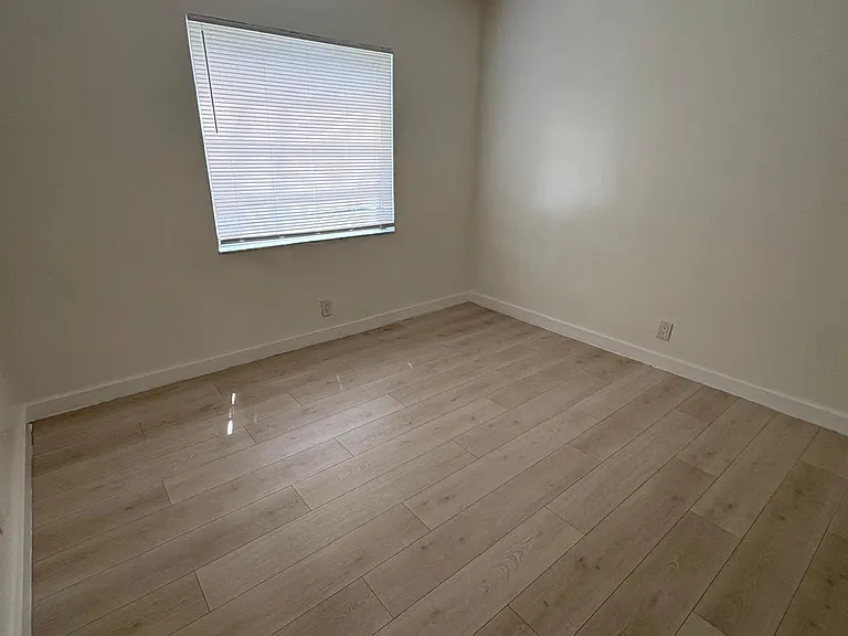 600 NE 46th Ct #5 — Photo 8